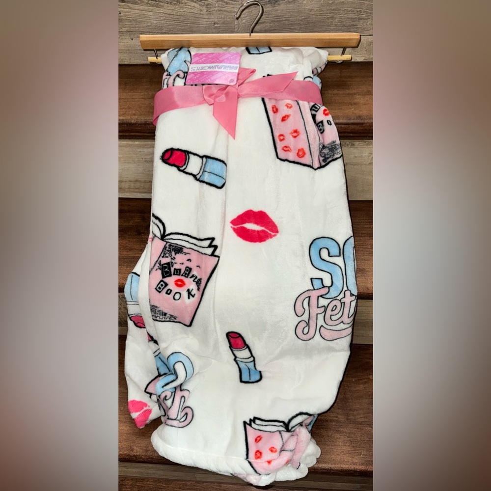 Cute 🥰 "MEAN GIRLS"  Viral Paramount Official Soft Throw Blanket 60” x 70” Viral